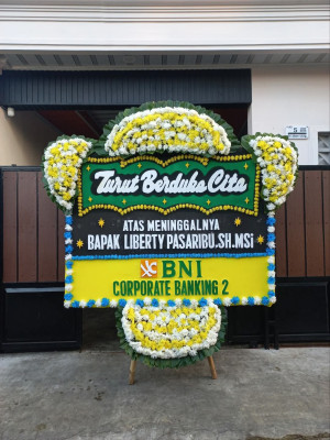 Papan Bunga Duka di Pal Merah