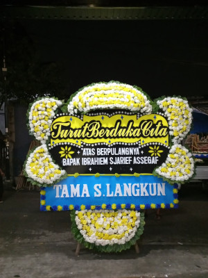 Papan Bunga Duka di Pal Merah